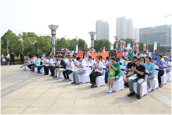 /></p><p>省體育局副局長(zhǎng)顏爭(zhēng)鳴、省體育局群體處副調(diào)研員柳昌貴、市政府副市長(zhǎng)徐美健、副秘書(shū)長(zhǎng)馬九根、市體育局局長(zhǎng)周志芳等領(lǐng)導(dǎo)出席了開(kāi)幕儀式。開(kāi)幕儀式上，市體育局副局長(zhǎng)陶勇杰介紹了活動(dòng)的基本情況。本次運(yùn)動(dòng)會(huì)設(shè)賽艇、皮劃艇、海模、水機(jī)、摩托艇特技、水上飛人、獨(dú)木舟、漿板瑜伽、動(dòng)力傘等13個(gè)表演項(xiàng)目和龍舟競(jìng)速、龍舟拔河、皮劃艇競(jìng)速、菱船接力4個(gè)比賽項(xiàng)目。項(xiàng)目設(shè)置基本涵蓋目前我市所有的水上運(yùn)動(dòng)項(xiàng)目，既有帆船、帆板等時(shí)尚運(yùn)動(dòng)，又有省非物質(zhì)文化遺產(chǎn)船拳、龍舟、劃菱船等我市傳統(tǒng)體育文化展示。</p><p> </p><p style=