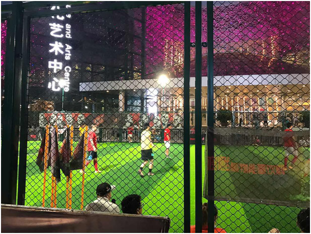 /></p><p>市體育局副局長、市體育總會副主席陳艷青女士親臨現(xiàn)場，并給蘇超五人制足球聯(lián)賽的冠軍頒發(fā)冠軍獎杯。市教育局、校園足球辦公室、市體育總會、市海外交流協(xié)會、市足球協(xié)會、工業(yè)園區(qū)宣傳部等單位代表共同出席啟動儀式。</p><p style=
