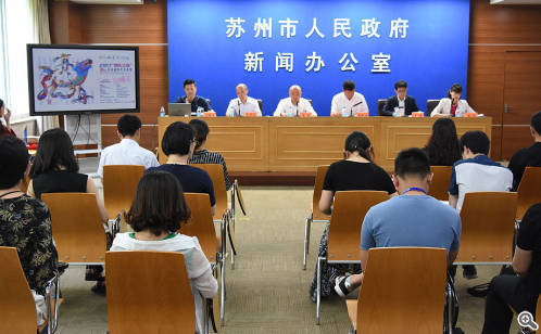 /></p><p>現(xiàn)場(chǎng)，賽事承辦方就本屆賽事的活動(dòng)亮點(diǎn)、獎(jiǎng)項(xiàng)設(shè)置、宣傳互動(dòng)以及安全保障等相關(guān)情況做了詳細(xì)介紹。今年，金雞湖龍舟賽再次被列入&ldquo;同樂(lè)江蘇&rdquo;系列活動(dòng)，并舉行&ldquo;同樂(lè)江蘇&rdquo;啟動(dòng)儀式。省委宣傳部、省政府新聞辦作為賽事指導(dǎo)單位，對(duì)賽事給予了大力支持，并邀請(qǐng)?jiān)诮K生活的外籍人士組隊(duì)參賽，提升賽事整體高度，擴(kuò)大品牌影響力及號(hào)召力。較之于往屆，今年賽事的參賽隊(duì)伍來(lái)源更加豐富，既有以意大利威尼斯為代表的蘇州友好城市隊(duì)，也有來(lái)自江蘇省內(nèi)南京、常州等地的隊(duì)伍。金雞湖端午龍舟賽以傳承中華民族傳統(tǒng)文化為核心，通過(guò)體育賽事全民參與的形式，傳承中國(guó)傳統(tǒng)文化，促進(jìn)國(guó)際文化間的交流與發(fā)展。</p><p style=