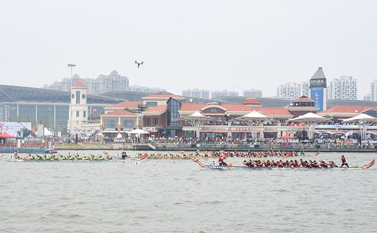/></p><p>經(jīng)過(guò)預(yù)賽和決賽的兩輪角逐，國(guó)際教育園男子龍舟隊(duì)摘得&ldquo;12人龍舟300米直道競(jìng)速&rdquo;男子組桂冠，女子組則是威尼斯大學(xué)聯(lián)隊(duì)奪冠，22人龍舟300米直道競(jìng)速公開(kāi)組冠軍由外包學(xué)院龍舟隊(duì)獲得。除最受矚目的冠亞季軍隊(duì)伍外，本屆龍舟賽還評(píng)選出了優(yōu)秀組織獎(jiǎng)、最佳團(tuán)隊(duì)協(xié)作獎(jiǎng)、最佳團(tuán)隊(duì)拼搏獎(jiǎng)等多個(gè)團(tuán)隊(duì)優(yōu)秀獎(jiǎng)項(xiàng)。</p><p style=