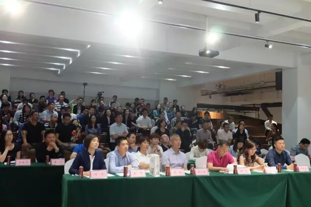 /></p><p>隨著前期大量籌備工作已經(jīng)完成，賽事開幕在即，為保障賽事及活動(dòng)圓滿完成，本次領(lǐng)隊(duì)會(huì)議像大家重點(diǎn)宣導(dǎo)競賽規(guī)程，通報(bào)培訓(xùn)情況、給予備賽建議，講解檢錄換裝登舟和救生方案，通報(bào)儀式環(huán)節(jié)和互動(dòng)活動(dòng)的細(xì)化方案并通過抽簽進(jìn)行競賽順序。</p><p style=